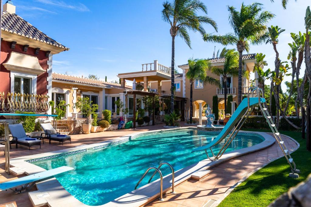 une piscine avec toboggan dans une maison dans l'établissement Resort Fazenda Viegas, à Lagos