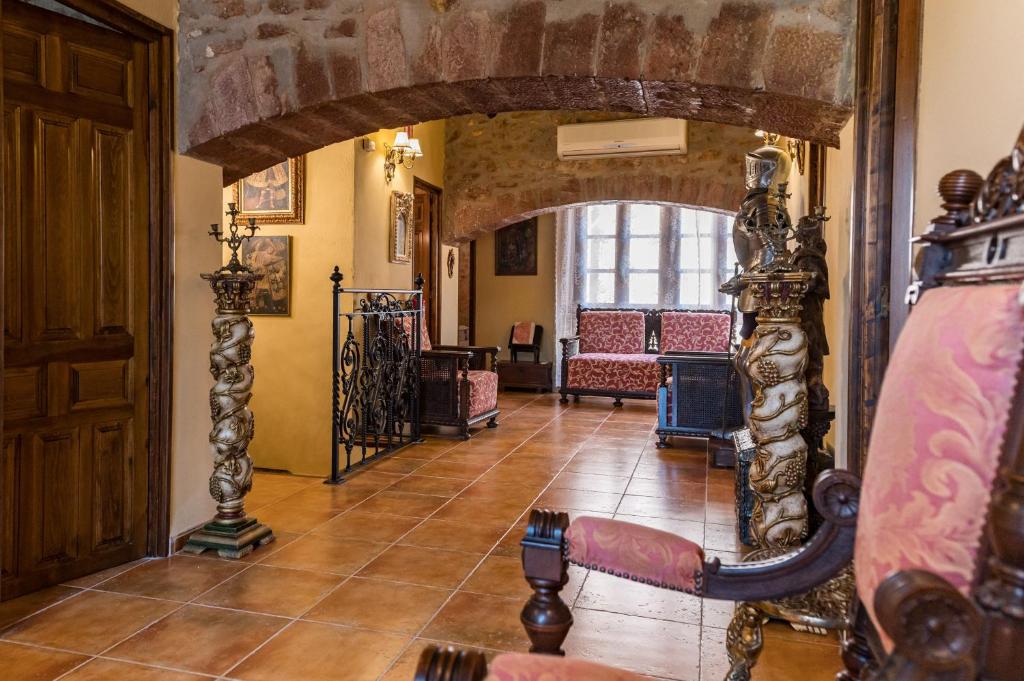 A seating area at Casa rural dels Hospitalaris