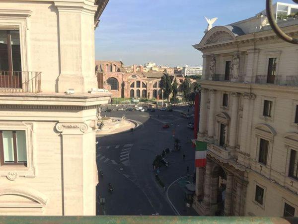 - une vue sur une rue d'une ville avec des bâtiments dans l'établissement Esposizione Roof, à Rome