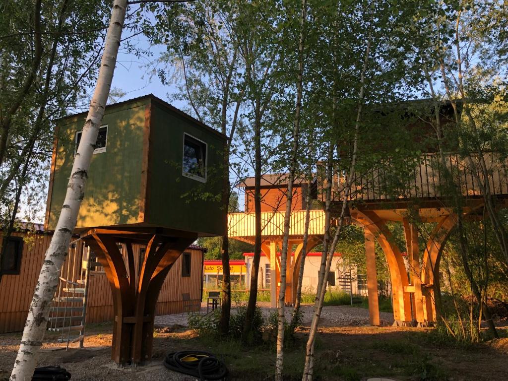 una casa en el árbol en medio de un bosque en Baumhaus - Tiny Haus in der Höhe en Erkheim