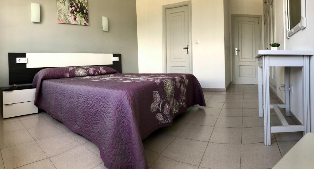 A bed or beds in a room at Dukes Habitaciones