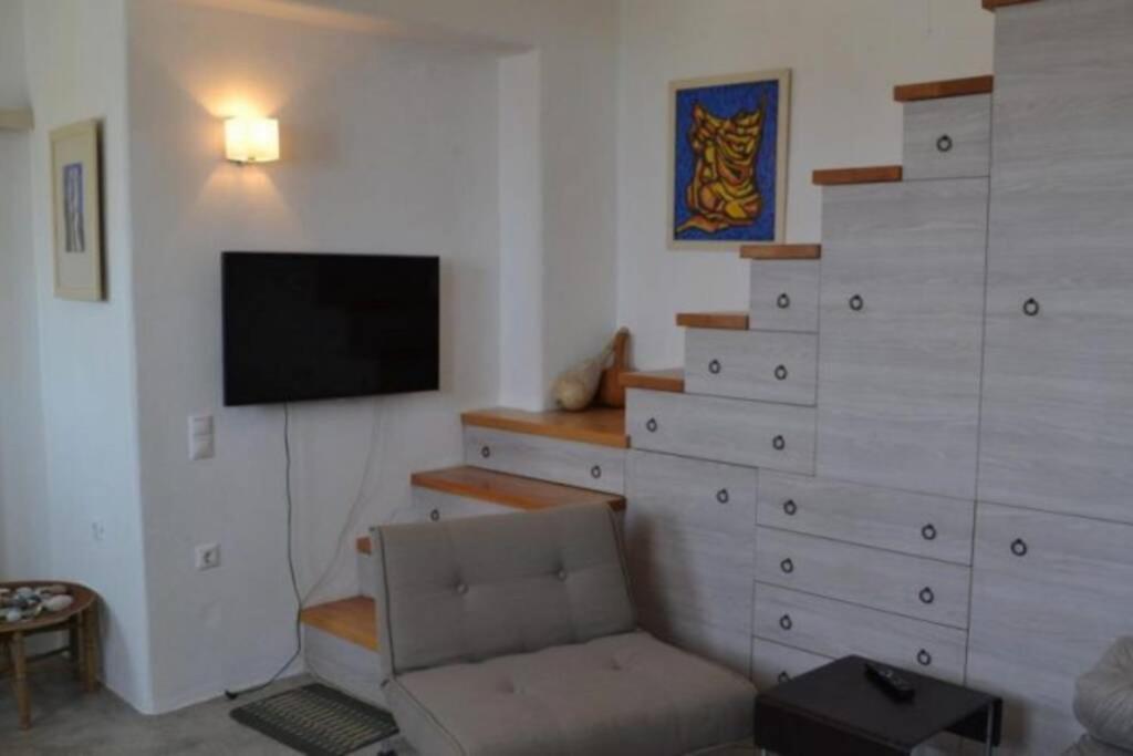 TV a/nebo společenská místnost v ubytování ROMANTIC HOUSE 6 STEPS FROM THE SEA