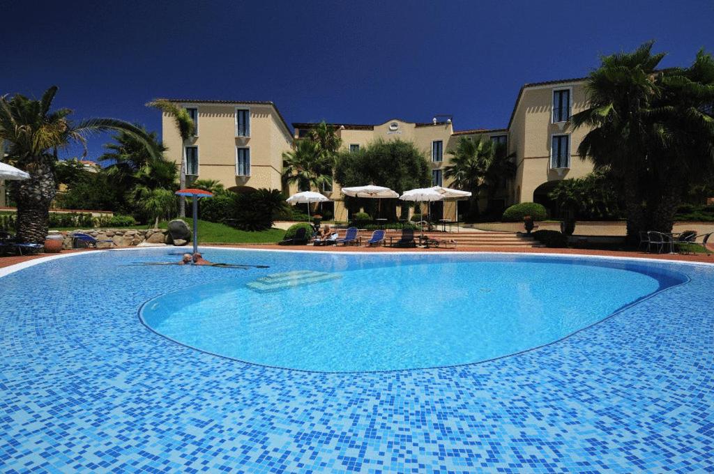 a large swimming pool with a blue sky at Hotel Arbatasar in Àrbatax