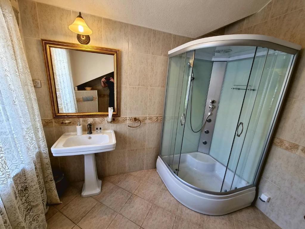 Koupelna v ubytování Palace Jelena Rooms