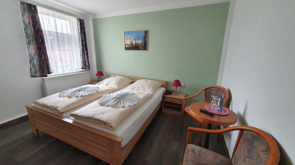 Postel nebo postele na pokoji v ubytování Hotel Zittauer Hütte