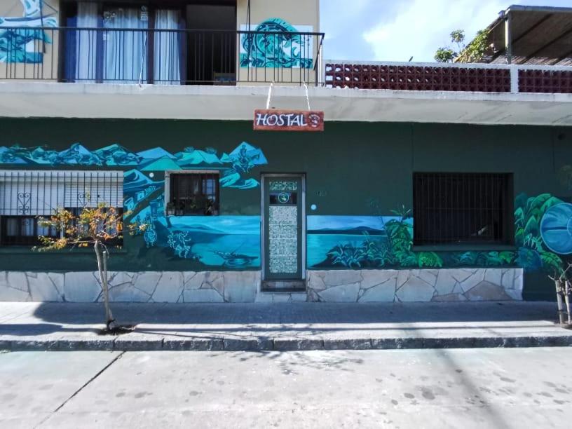 un edificio con un mural en el costado en "El Pelícano" Hostal en Maldonado