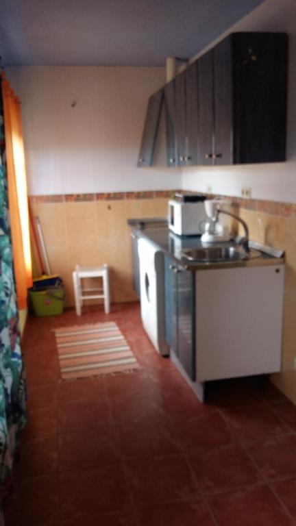 Kuchyňa alebo kuchynka v ubytovaní Sunshine Apartment at Tropical Coast of Granada