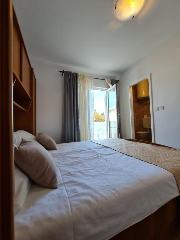 Posteľ alebo postele v izbe v ubytovaní Apartmani i sobe Jusić