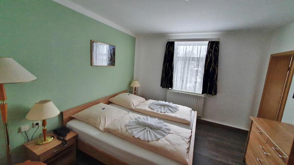 Postel nebo postele na pokoji v ubytování Hotel Zittauer Hütte