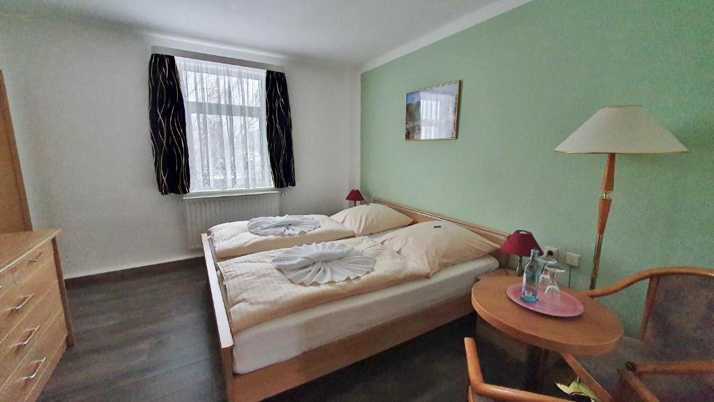 Postel nebo postele na pokoji v ubytování Hotel Zittauer Hütte