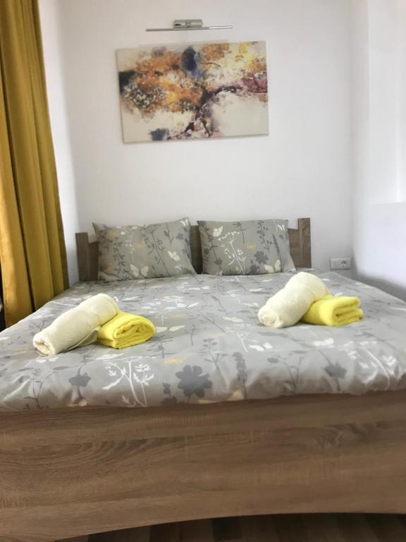 uma cama com duas almofadas amarelas em cima em Apartman Nane 2 em Kruševo