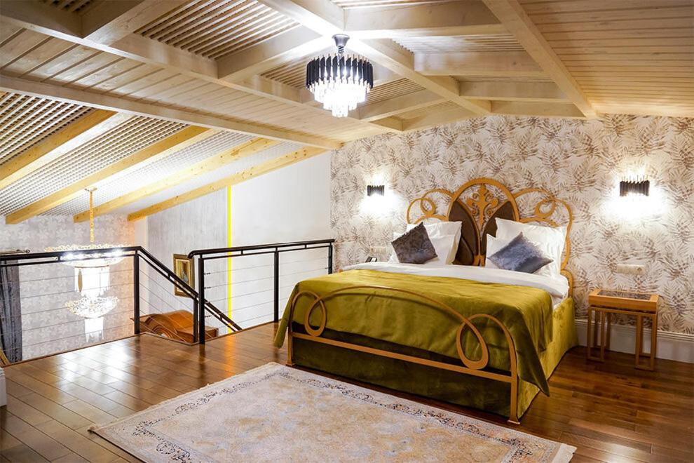 - une chambre avec un lit doté d'un couvre-lit vert dans l'établissement Nabat Palace Arbat, à Moscou