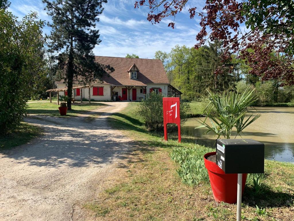 a house with a mailbox in front of a house at L’étang des 7 in Thenay