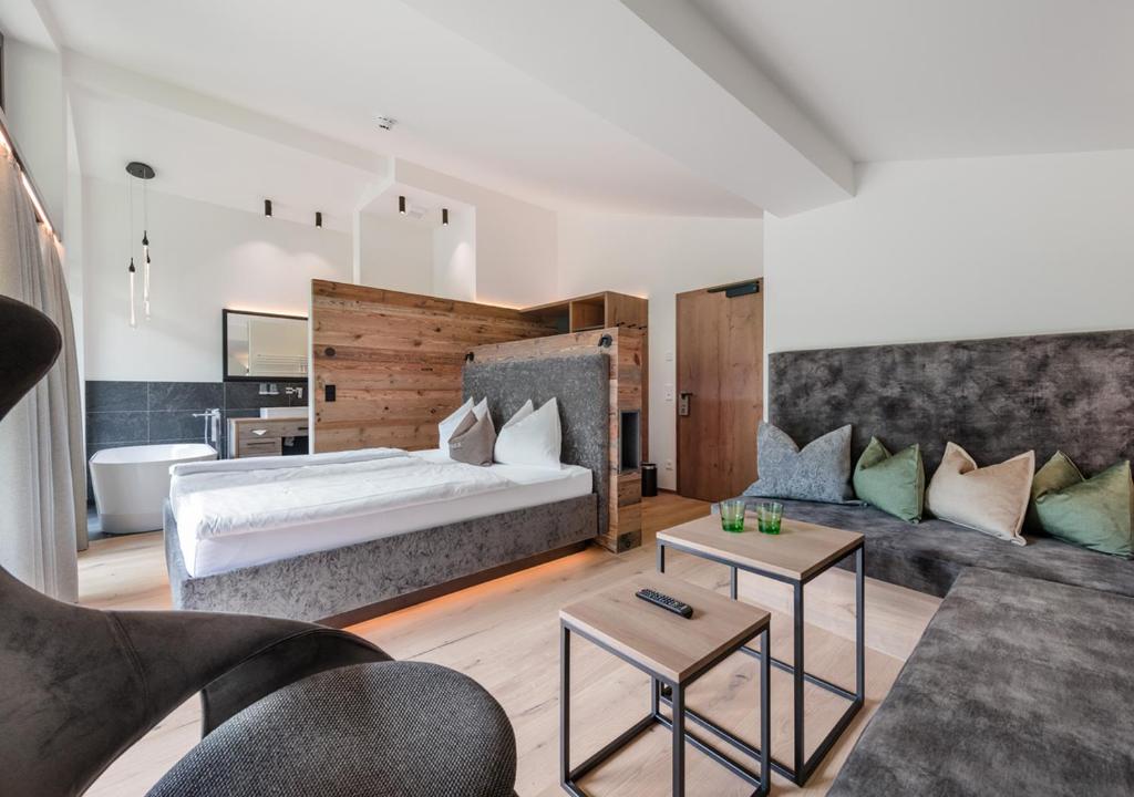 Postel nebo postele na pokoji v ubytování Hotel Alpenhof