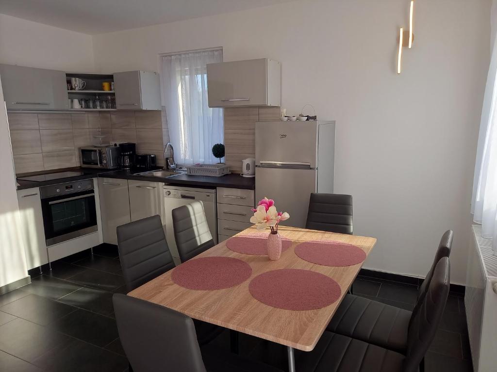 Kuchnia lub aneks kuchenny w obiekcie Laura Luxury Apartman Gyenesdiás