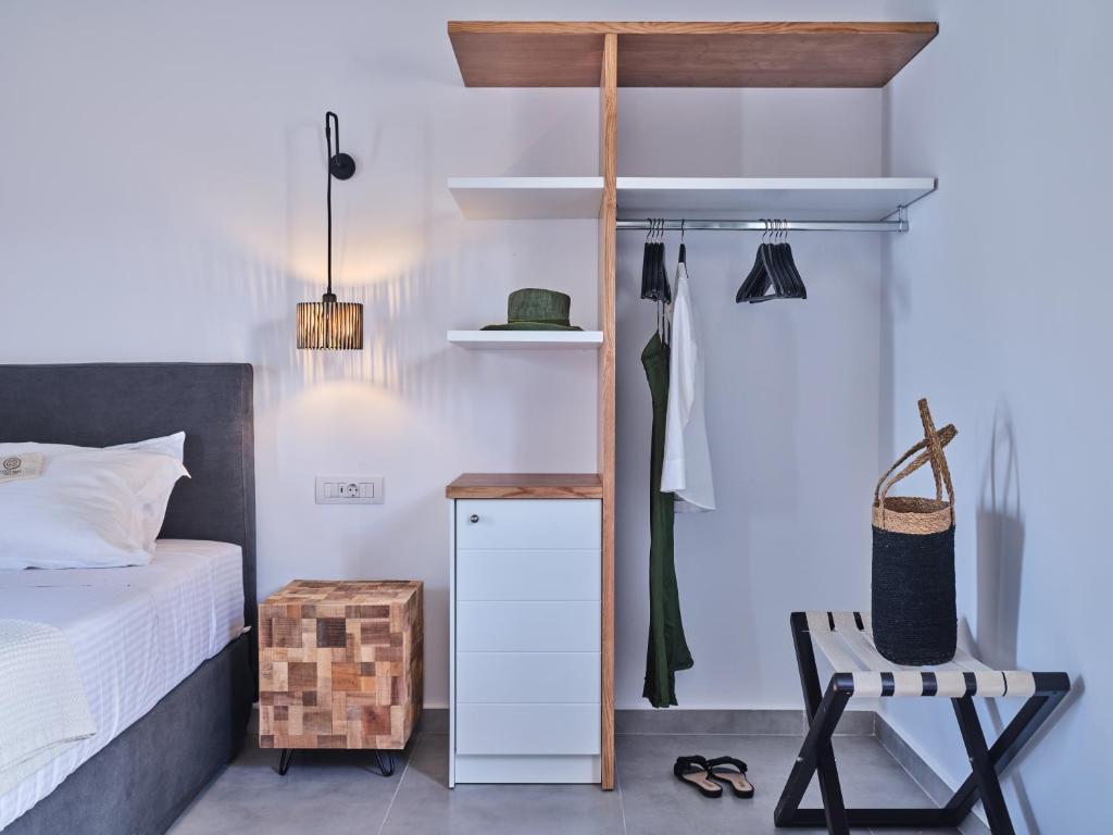 Posteľ alebo postele v izbe v ubytovaní Parian Village Beach Hotel - Adults Only