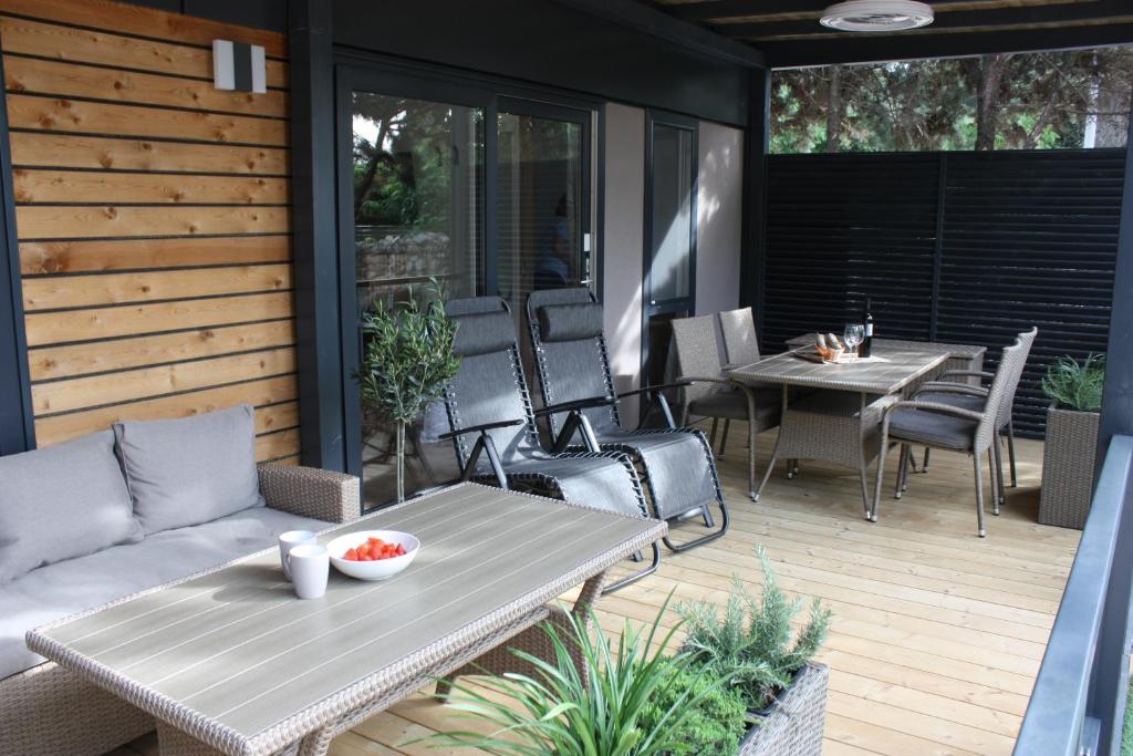 Гостиная зона в Mobile Homes Adriatic , Campsite Porton Biondi -Rovinj