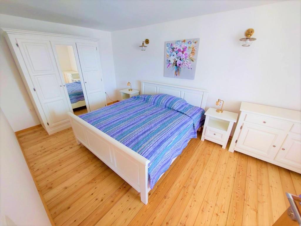 um quarto com uma cama com um edredão azul em Holiday home Matura em Sibenik