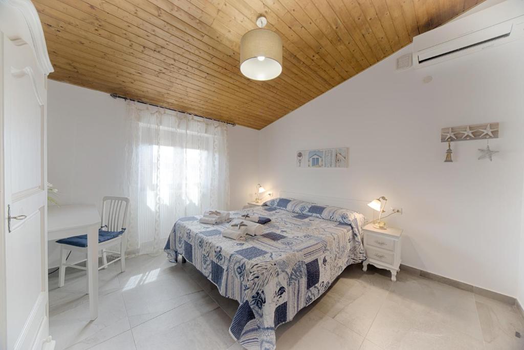 1 dormitorio con cama, mesa y escritorio en Casa Lucia, en Olbia