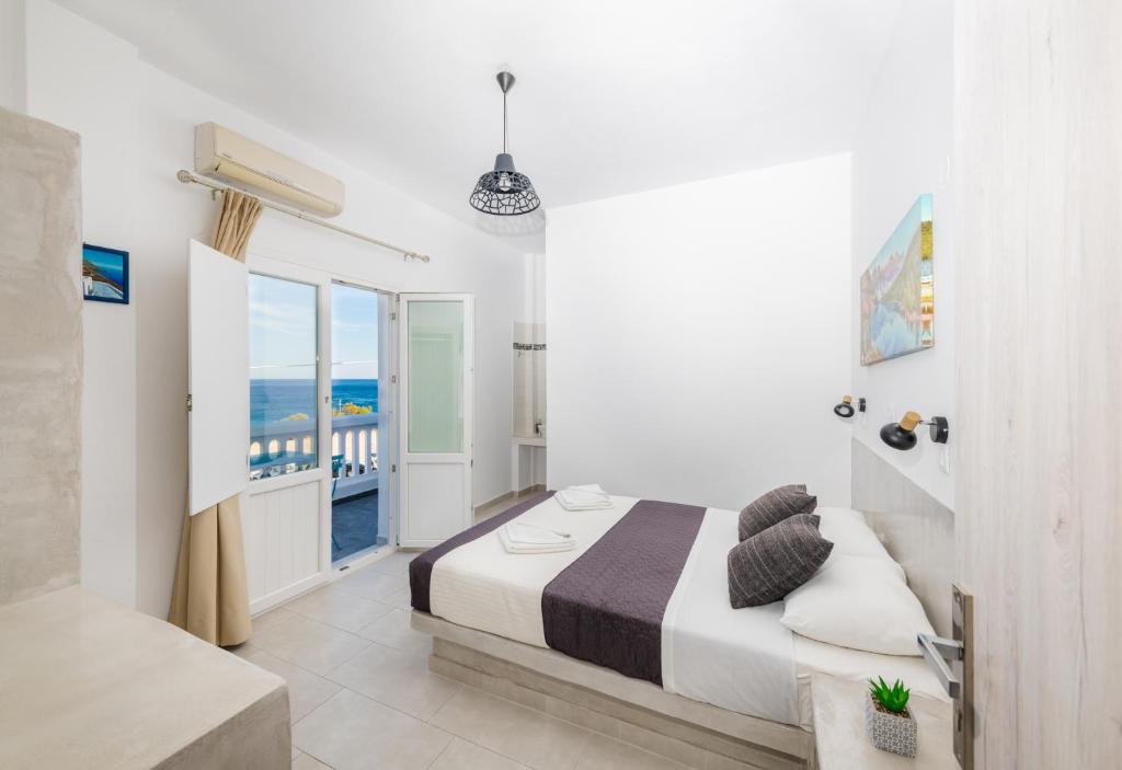 1 dormitorio con cama y vistas al océano en Aislin House en Kamari