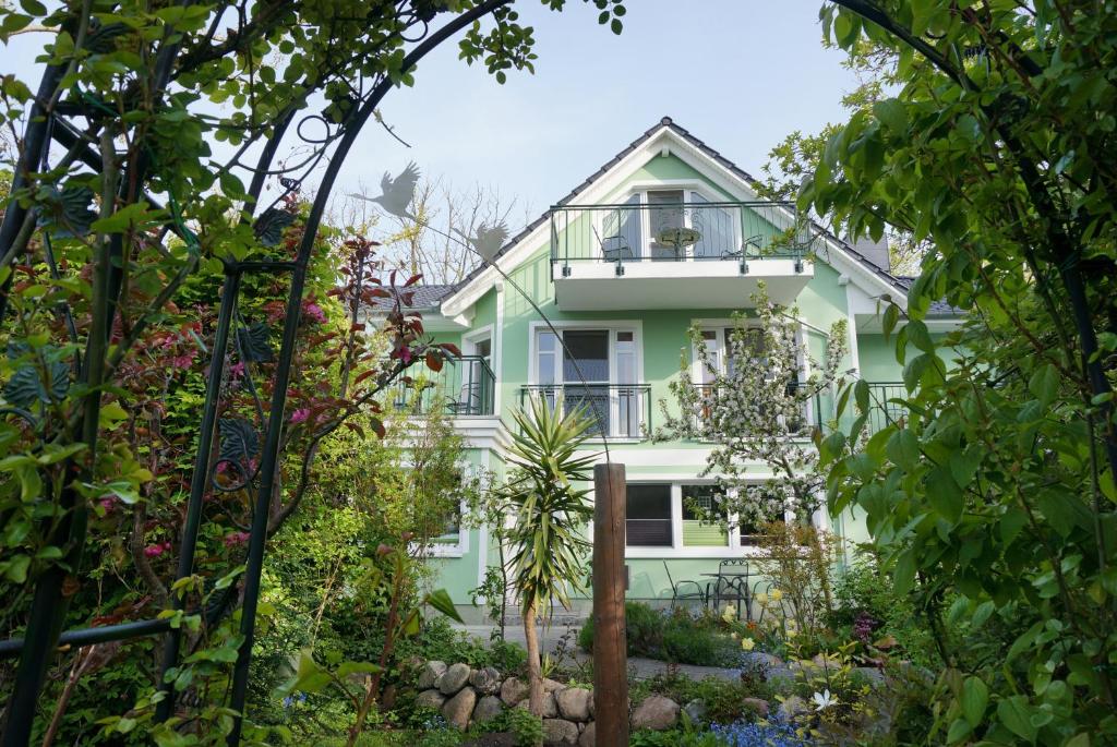 uma casa com um jardim em frente em Hotel Garni Inselparadies Zingst em Zingst