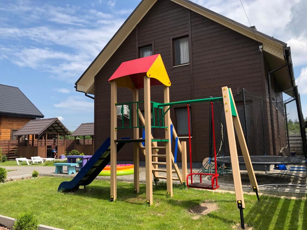 einen Spielplatz vor einem Haus in der Unterkunft Ожина in Szack