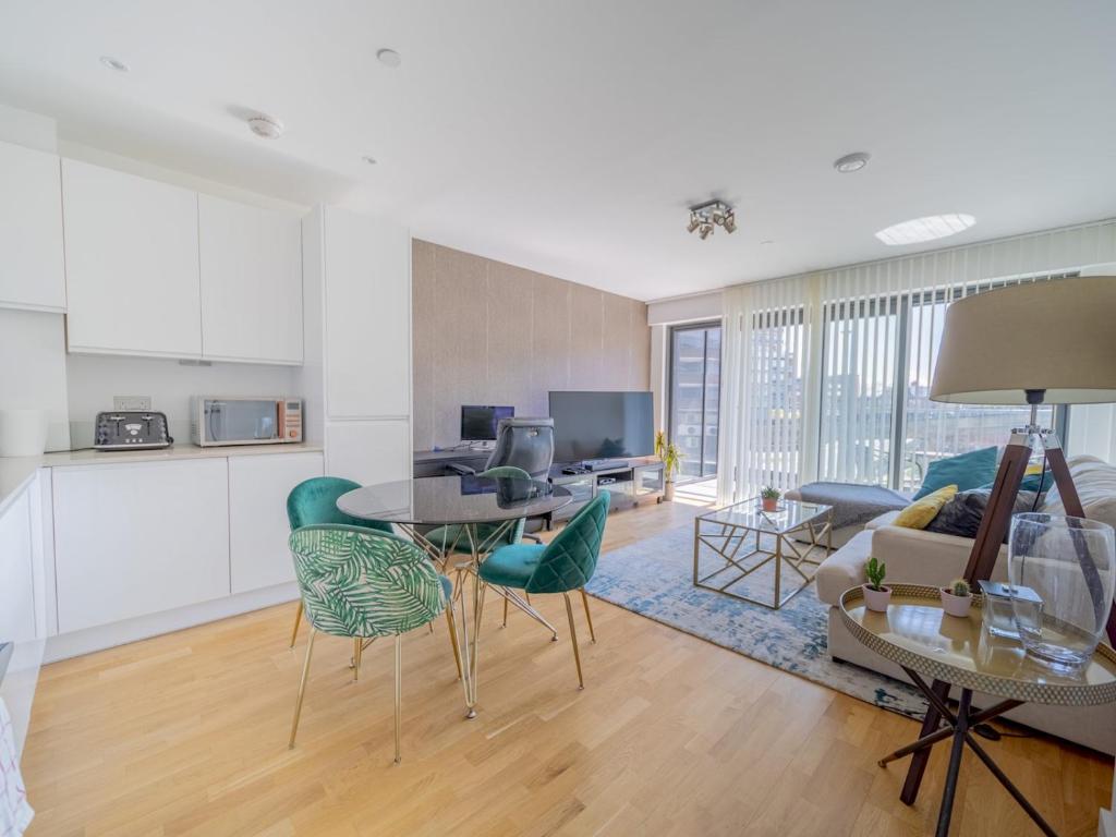 cocina y sala de estar con mesa y sillas en Pass the Keys Modern Balcony Apartment in the heart of Stratford en Londres