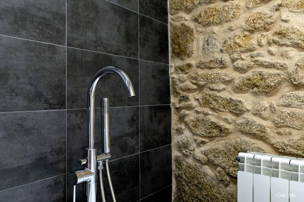 A bathroom at O AGOCHO DA MOA
