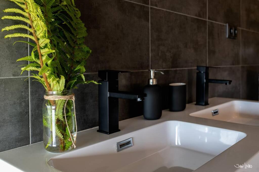 A bathroom at O AGOCHO DA MOA