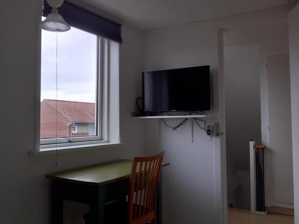 Televiisor ja/või meelelahutuskeskus majutusasutuses Svendborg Cosy