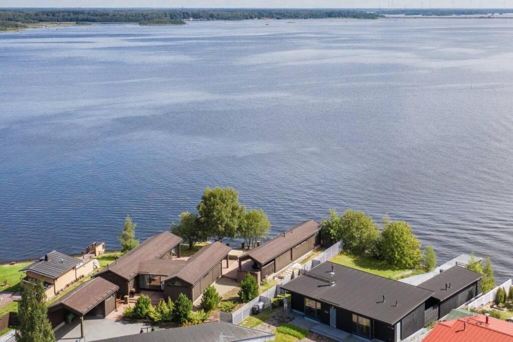 波里的住宿－Reelinki Seafront Villas, Villa Amando & Villa Aava，水面上房子的空中景观