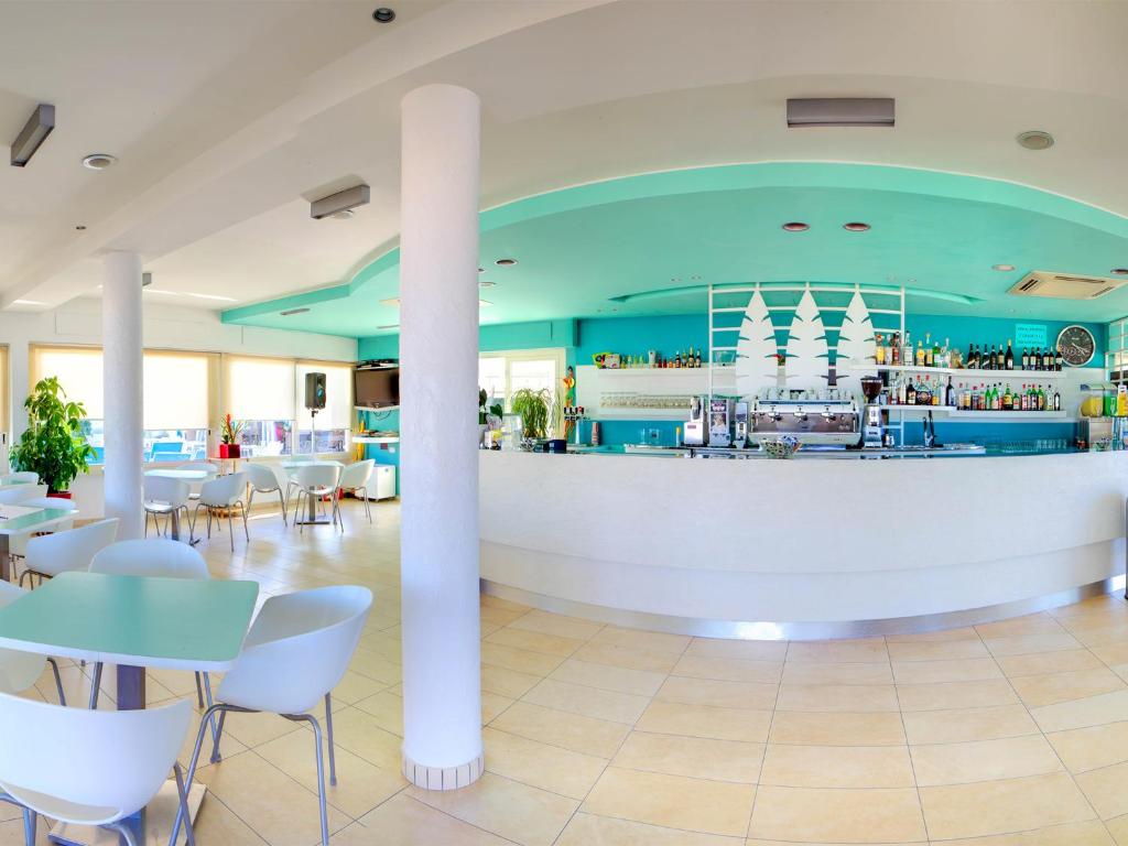 Reštaurácia alebo iné gastronomické zariadenie v ubytovaní Hotel Columbia