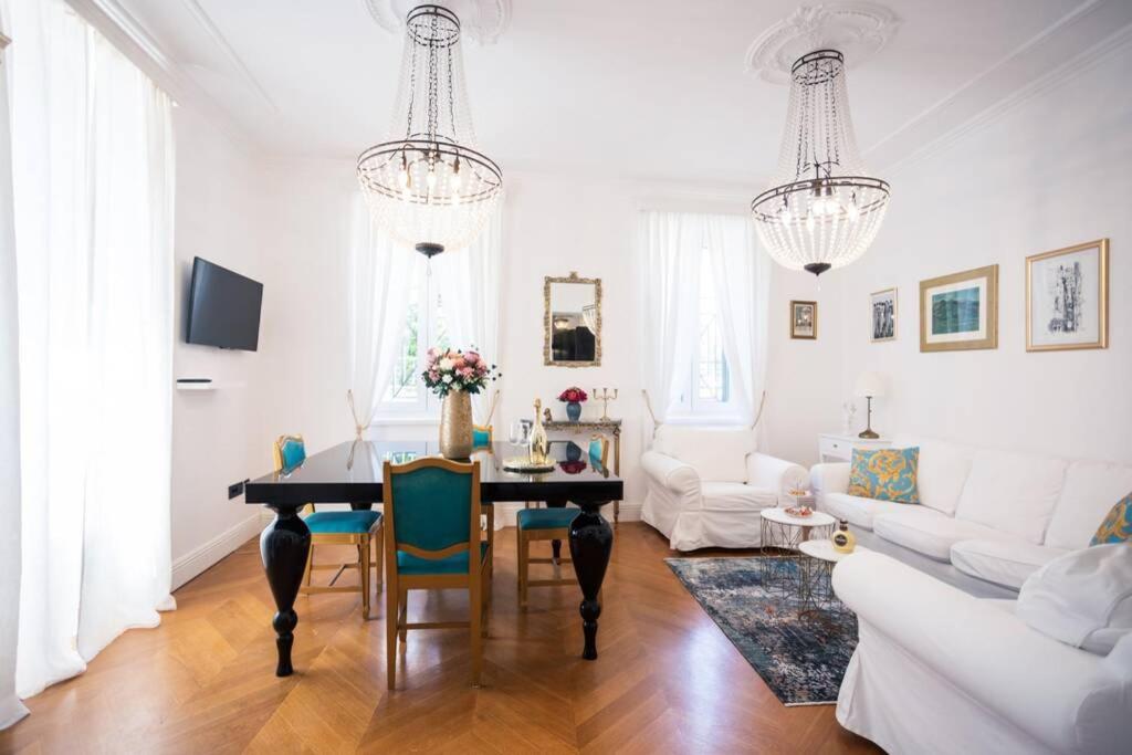 een woonkamer met een tafel en een bank bij NEW! Luxurious apartment BELLA LUX in city center in Split