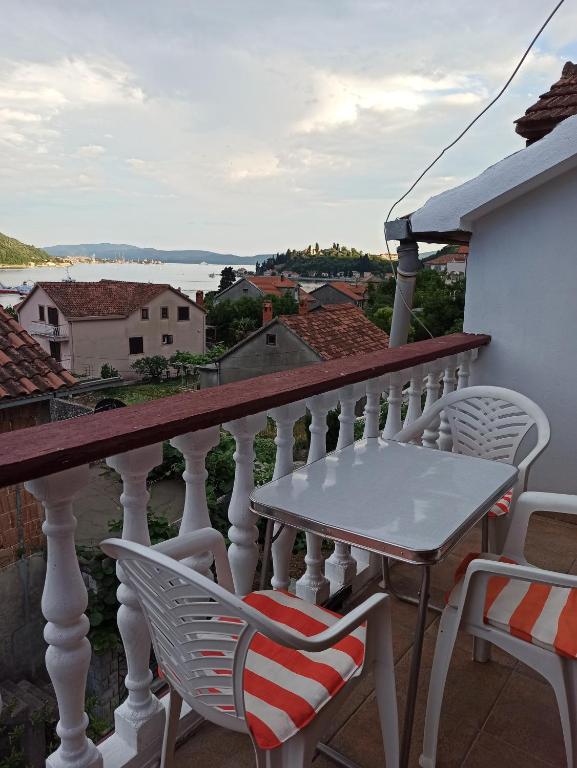 stół i krzesła na balkonie z widokiem w obiekcie Sara w mieście Kamenari