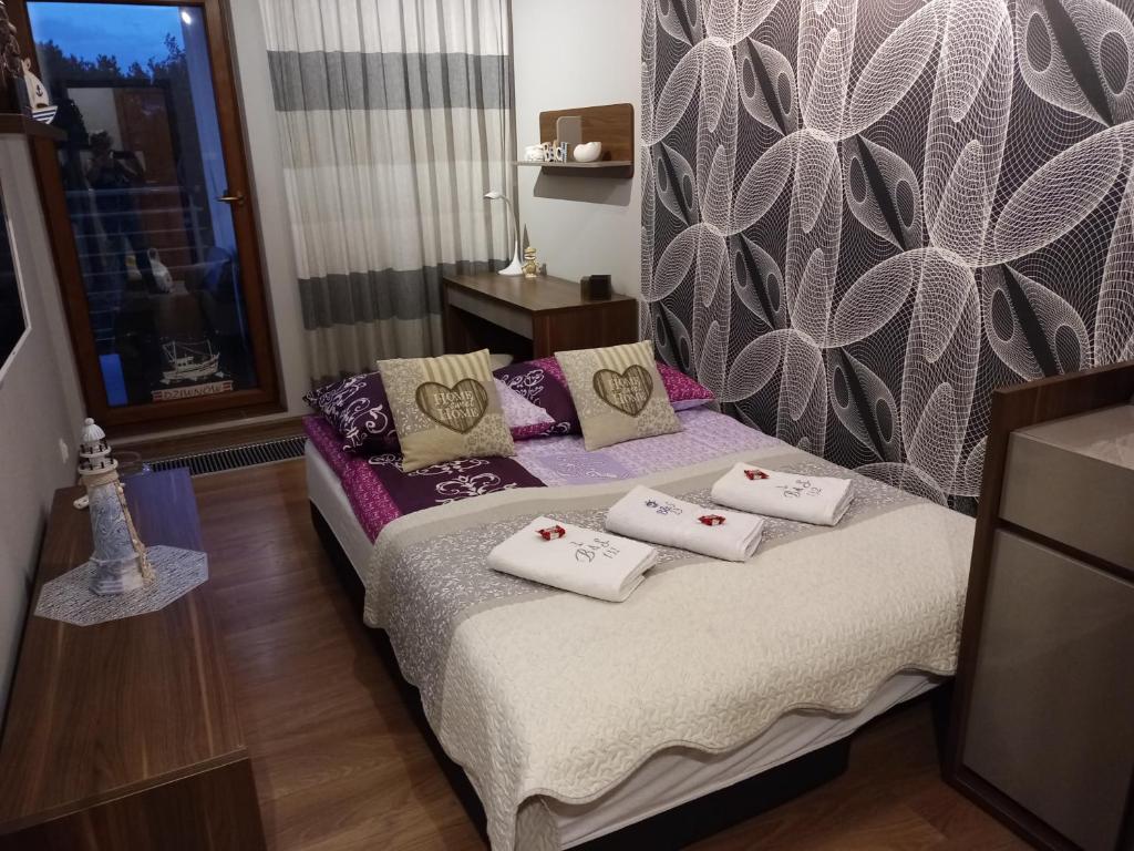 Posteľ alebo postele v izbe v ubytovaní Apartament z widokiem na morze