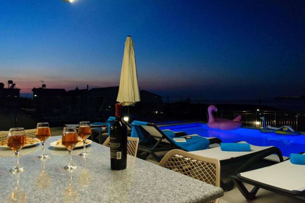 Katakis LuxuryVillas italokat is kínál