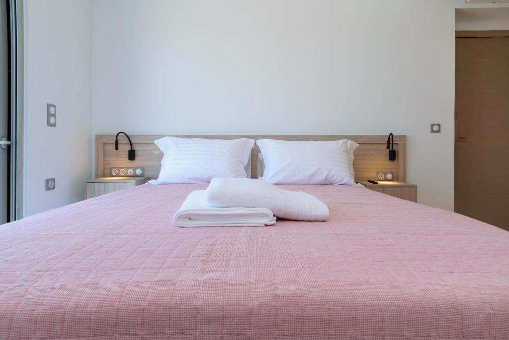 A bed or beds in a room at Katakis LuxuryVillas