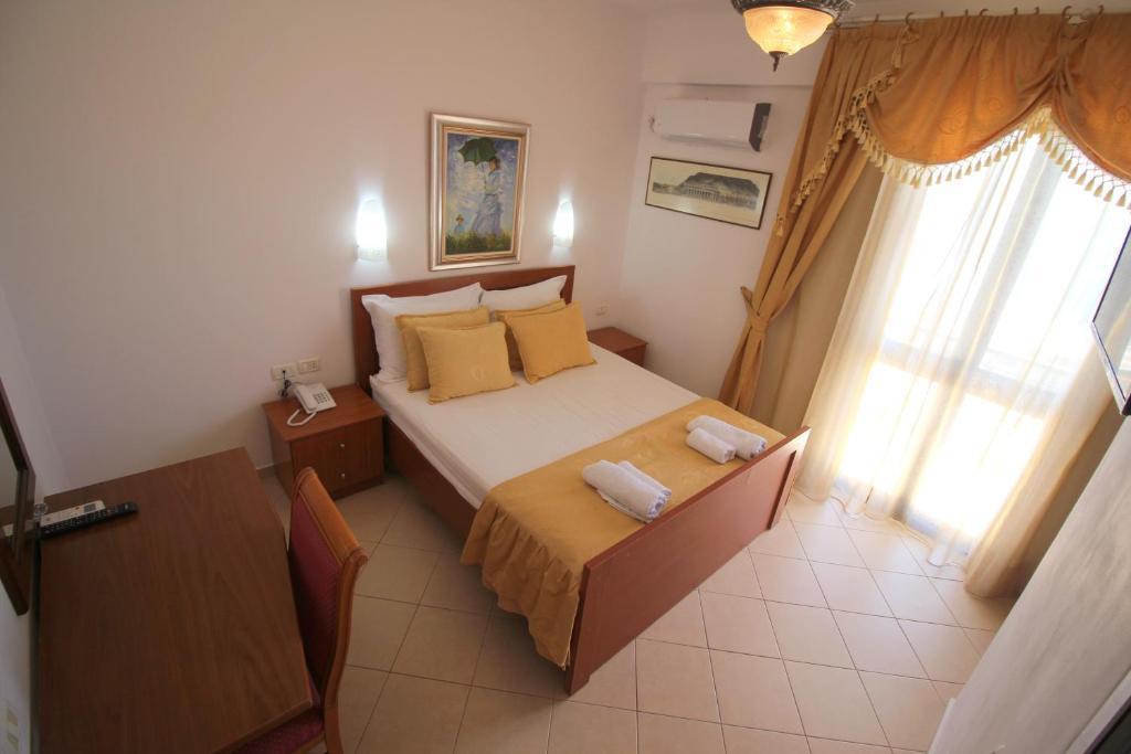 Postel nebo postele na pokoji v ubytování Olympia Hotel