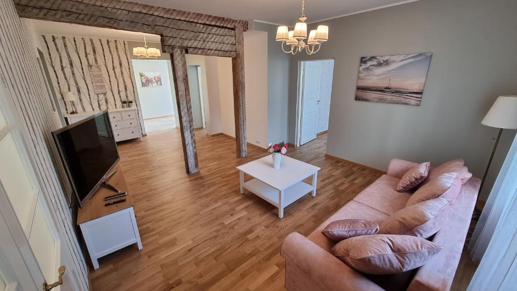 - un salon avec un canapé et une télévision dans l'établissement Kivi Residence, à Pärnu