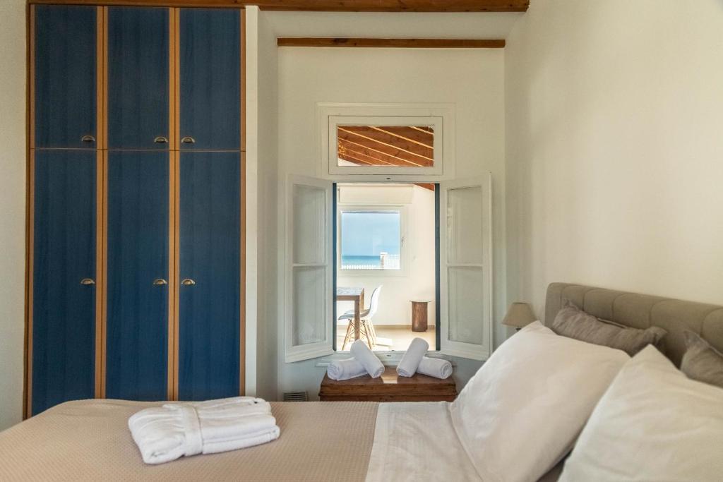 A bed or beds in a room at Terracotta beach house