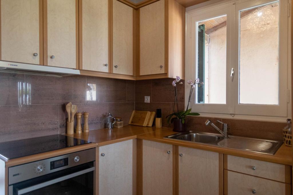A kitchen or kitchenette at Terracotta beach house