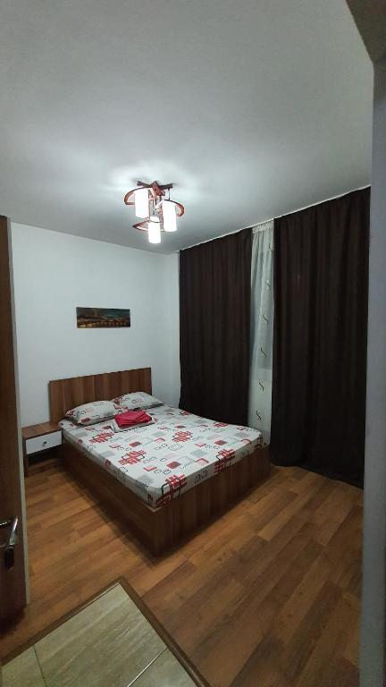 Ένα ή περισσότερα κρεβάτια σε δωμάτιο στο Pensiune Fundeni- Dragonul Rosu