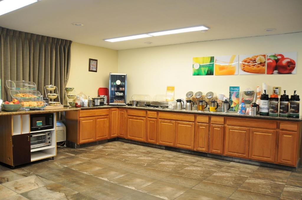 Příslušenství pro přípravu čaje a kávy v ubytování Quality Inn Paradise Creek