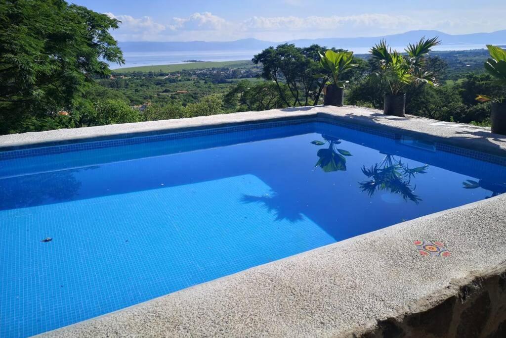 una piscina azul con vistas al océano en C6 casa con alberca 10 personas en chapala, en Chapala