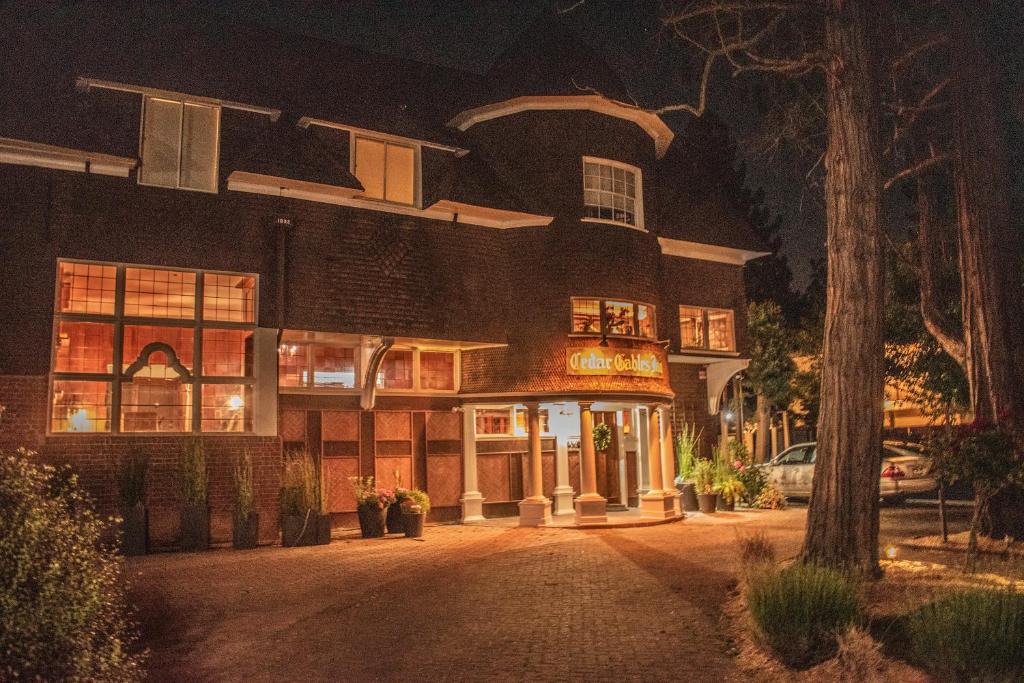 een groot gebouw met 's nachts een bord bij Cedar Gables Inn in Napa