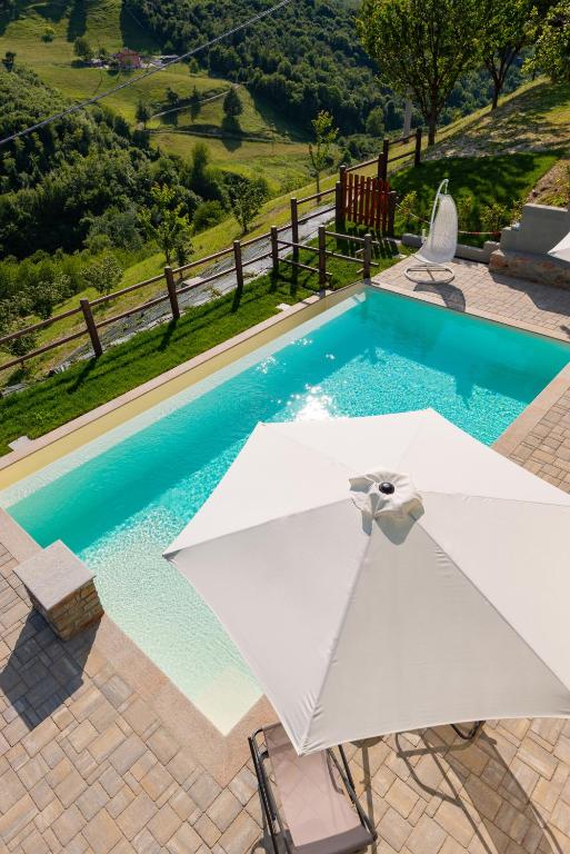 Bazén v ubytování Cascina Pajanòt nebo v jeho okolí