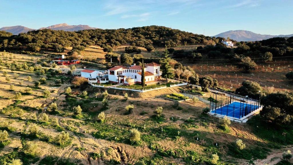 Vue aérienne d'une maison sur une colline dans l'établissement Santa Marta complejo rural con pista de padel, à Archidona