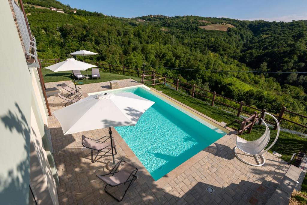 Bazén v ubytování Cascina Pajanòt nebo v jeho okolí