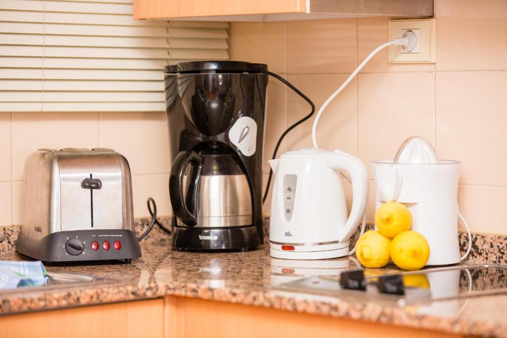 Příslušenství pro přípravu čaje a kávy v ubytování Amadores Beach Apartments