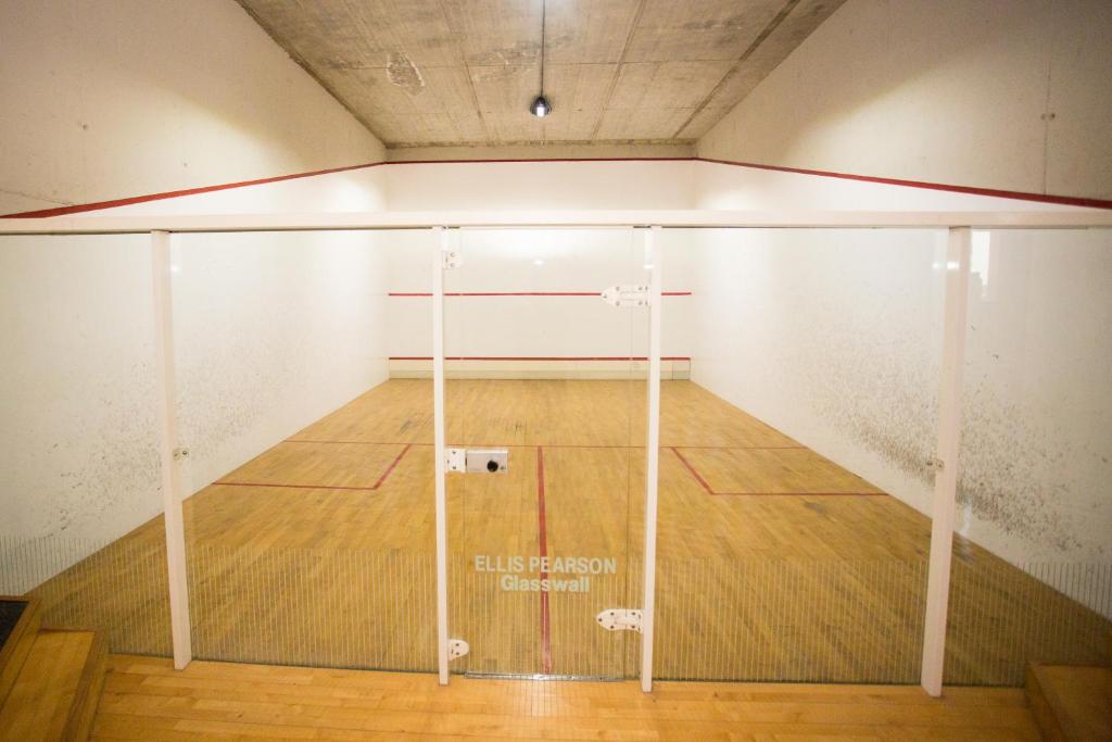 Tenis a/nebo squash v ubytování Amadores Beach Apartments nebo okolí
